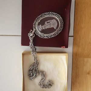 Avon vintage 1973 Mrs. ALBEE clear glass intaglio cameo necklace 24" Silver